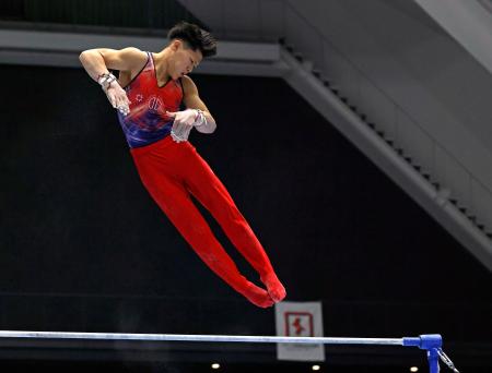 男子鉄棒決勝　角皆友晴の演技＝高崎アリーナ