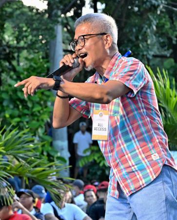 反政府集会で演説する退役した元フィリピン海軍大佐＝１６日、マニラ（共同）