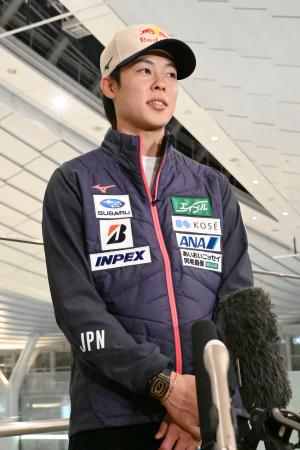 取材に応じるジャンプ男子の小林陵侑＝１６日、羽田空港