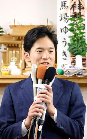 福島市長選で初当選を決め、支持者にあいさつする馬場雄基氏＝１６日夜、福島市
