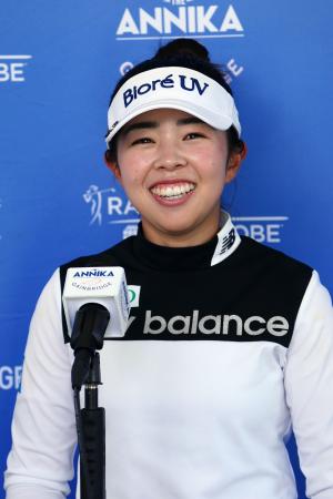 米女子ゴルフツアーで今季の新人賞獲得が確定し、取材に笑顔の山下美夢有＝ペリカンＧＣ（共同）