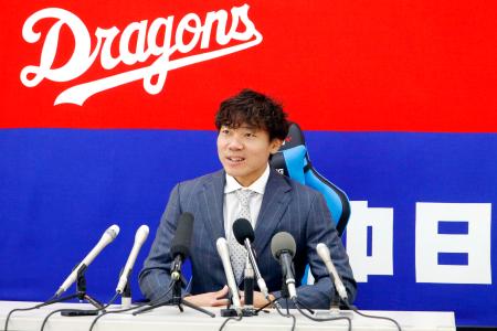 契約を更改し、記者会見する中日・大島＝１７日、ナゴヤ球場