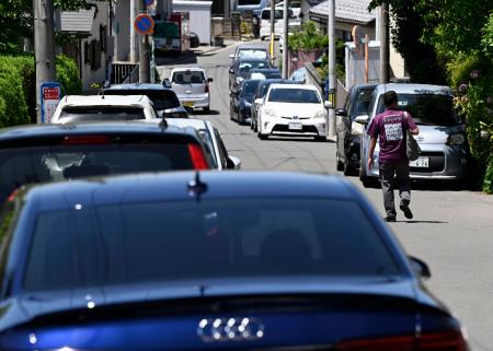 津波警報を受け、避難者らの車で混雑する宮城県石巻市の日和山公園周辺＝７月
