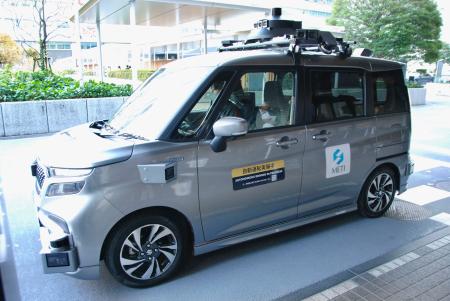 国会周辺で実証実験を始める自動運転車＝１７日午後、東京都千代田区の経産省