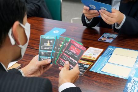 対戦型カードゲームでサイバーセキュリティーについて学ぶ大阪府警の捜査員ら＝１７日午後、大阪府警本部