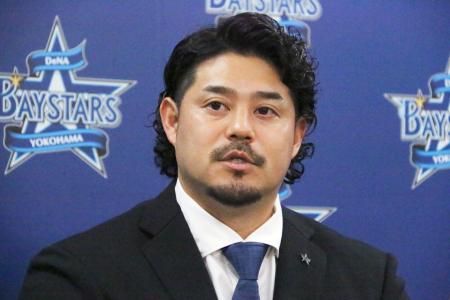 契約を更改し、記者会見するＤｅＮＡ・宮崎＝１７日、横浜市