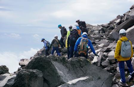 溶岩ドーム「平成新山」を視察する参加者＝１７日午後、長崎県の雲仙・普賢岳