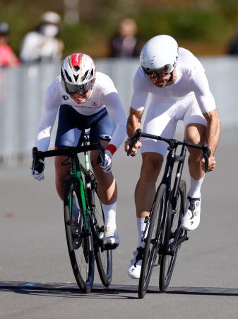 男子スプリント2回戦 力走する郷原輝久(左)=静岡県日本サイクルSC