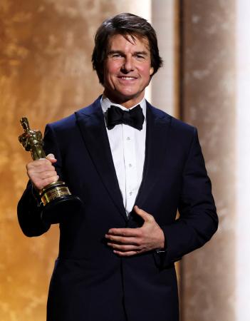 米ロサンゼルスの式典で、ポーズをとるトム・クルーズさん＝１６日（ロイター＝共同）