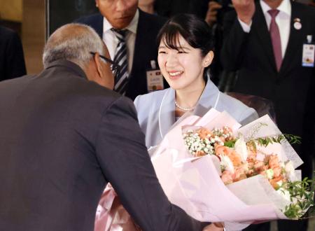 　宿泊先のホテルに到着し、出迎えを受けられる愛子さま＝１７日、ラオスの首都ビエンチャン（代表撮影・共同）