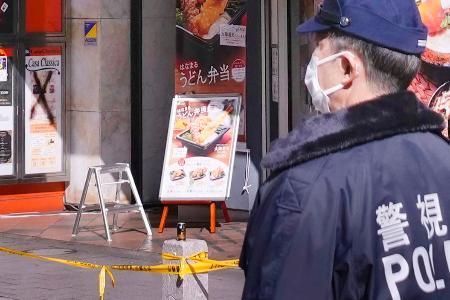 女性が刺された現場ビルに張られた音楽ライブのポスター。バツ印が付けられていた=16日、東京都港区