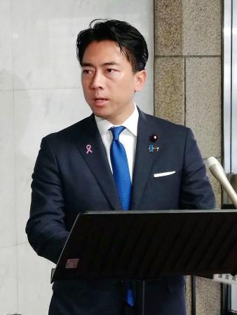 記者会見で日韓防衛協力について述べる小泉防衛相＝１８日午前、国会