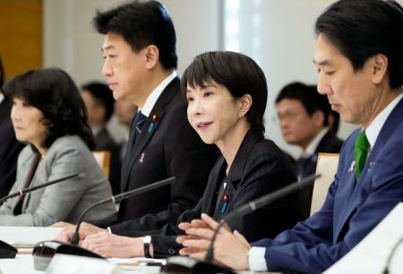 感染症危機管理対応訓練の政府対策本部会合であいさつする高市首相（手前から２人目）＝１８日午前、首相官邸