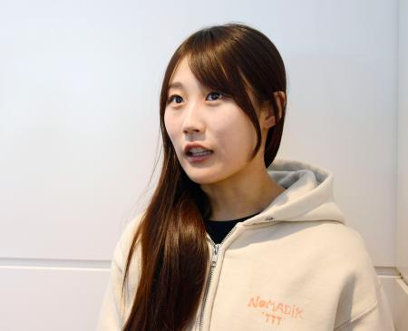 合宿地のオーストリアから帰国し、取材に応じるスノーボード女子の村瀬心椛＝１８日、羽田空港