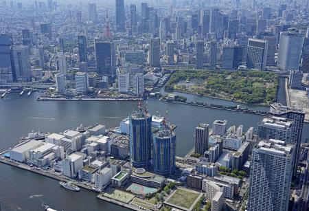 東京都中央区で建設が進む高層マンション（手前）＝４月