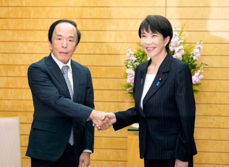 会談を前に日銀の植田総裁（左）と握手する高市首相＝１８日午後、首相官邸