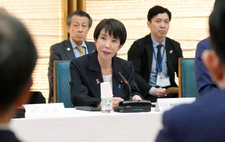 政府税制調査会の総会であいさつする高市首相＝１８日午後、首相官邸