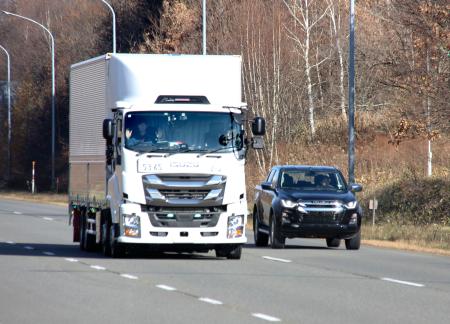 周囲の車の状況を把握し車線変更するいすゞ自動車の自動運転トラック＝１８日午前、北海道むかわ町