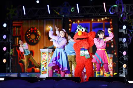 報道関係者などに公開された、ＵＳＪのクリスマスイベントのショー＝１８日夕、大阪市此花区