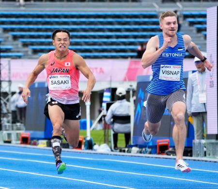 男子１００メートル決勝　力走する佐々木琢磨（左）＝駒沢陸上競技場