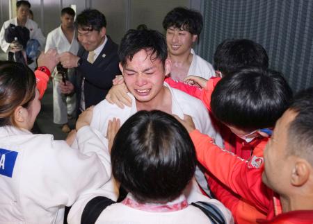 男子団体3位決定戦で勝利し、迎えられる蒲生和麻(中央)=東京武道館