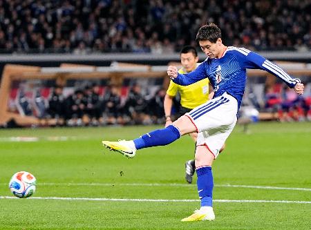 日本―ボリビア　前半、先制ゴールを決める鎌田＝国立競技場