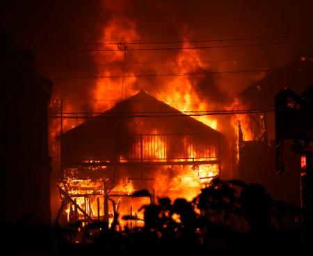 大分市佐賀関の火災現場＝１８日午後８時５４分