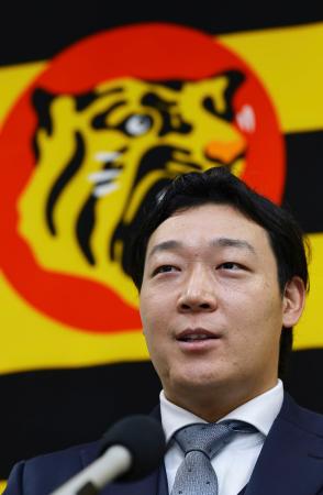 契約更改交渉を終え、記者会見する阪神・大山＝１８日、兵庫県西宮市の球団事務所