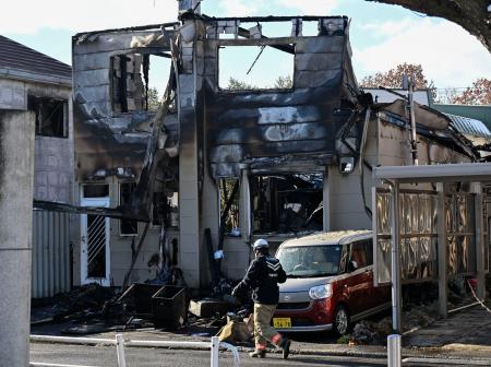 全焼し遺体が見つかった北海道千歳市の住宅兼整骨院＝１９日午前１０時ごろ