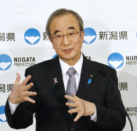 　新潟県庁で定例記者会見をする花角英世知事＝１９日午前