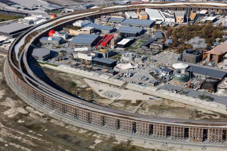 閉幕から１カ月が過ぎ、パビリオンの解体作業などが進む大阪・関西万博会場＝１９日、大阪市此花区の夢洲（共同通信社ヘリから）