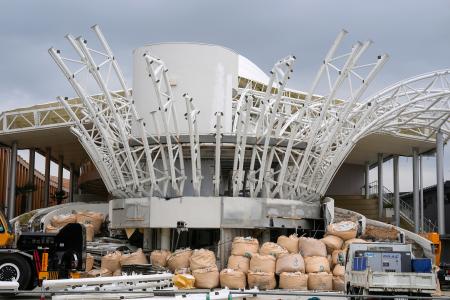 　解体工事が進むクウェート館＝１３日、大阪市此花区の夢洲