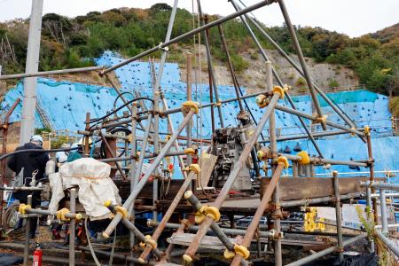 報道陣に公開された、敦賀原発２号機周辺のボーリング調査の現場＝１９日午前、福井県敦賀市