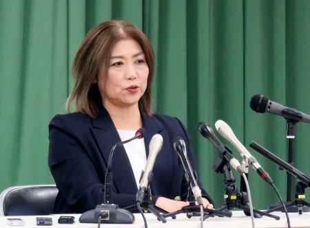 記者会見で静岡県伊東市長選への立候補を表明する田久保真紀前市長＝１９日午後、伊東市