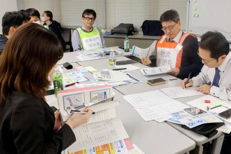 南海トラフ巨大地震発生時の代替輸送に、日本海側の港を使用すると想定した図上訓練＝１９日午後、名古屋市