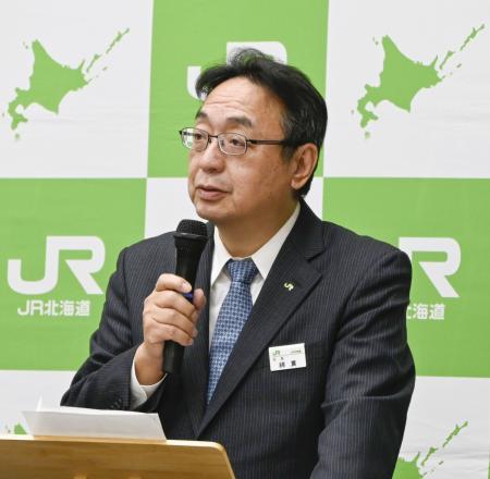 記者会見するＪＲ北海道の綿貫泰之社長＝１９日午後、札幌市