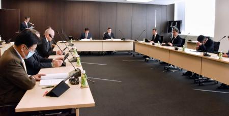 甲府市議会で開かれた政治倫理審査会＝１９日午後、甲府市