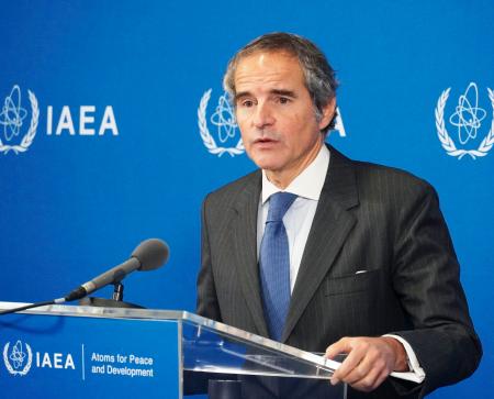 記者会見するＩＡＥＡのグロッシ事務局長＝１９日、ウィーン（共同）