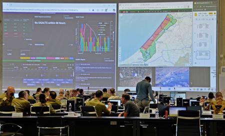 軍民調整センターにあるガザ地区の地図が映し出されたスクリーン=19日、イスラエル中部キリヤトガト(共同)