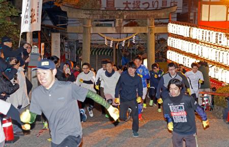 桐生西宮神社で開催された「福男選び」で走る参加者＝２０日午前６時６分、群馬県桐生市