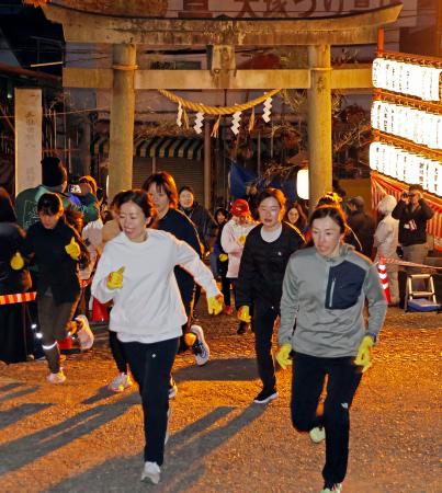 　桐生西宮神社で開催された「福男選び」で走る参加者＝２０日午前６時１分、群馬県桐生市