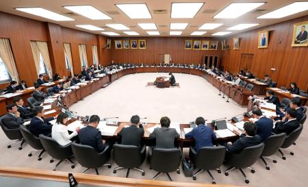 開かれた衆院憲法審査会＝２０日午前