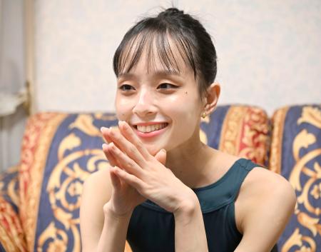 　インタビューに答える秋山瑛