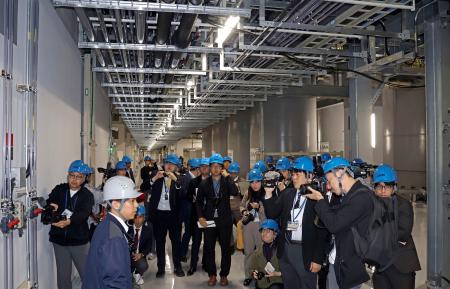 報道陣に公開されたＴＳＭＣ熊本第１工場の水処理施設＝１２日、熊本県菊陽町