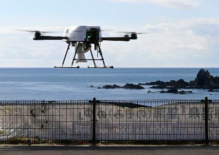 和歌山県すさみ町で行われた防災訓練で飛行するドローン＝２０日午前