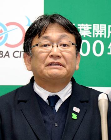 　記者会見する千葉市の神谷俊一市長＝２０日午後、千葉市役所