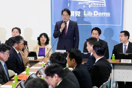 自民党税制調査会の総会であいさつする小野寺五典会長(中央)=20日午後、東京・永田町の党本部