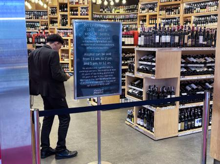 販売禁止時間帯に規制線が張られたショッピングモールの酒類販売コーナー＝１６日、バンコク（共同）