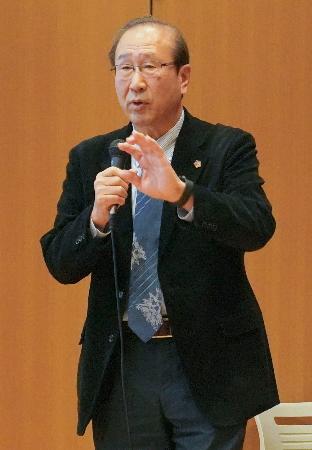 兵庫県佐用町の「スプリング８」で講演する京都大の北川進特別教授＝２０日午後