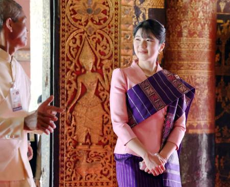 シェントーン寺院を視察される愛子さま=20日、ラオス・ルアンプラバン(代表撮影・共同)